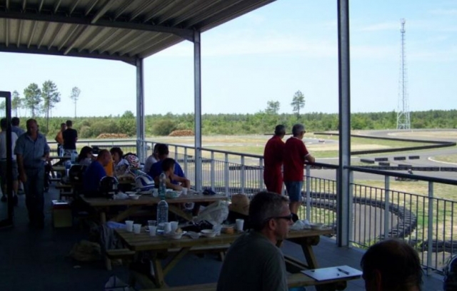  Terraza con vistas a la pista 
